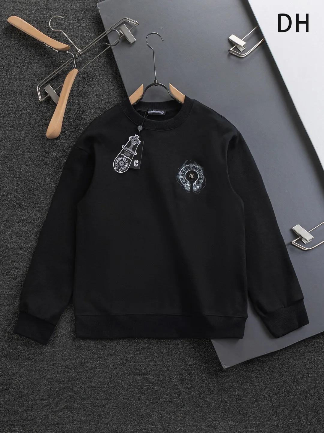 P240 Chrome Hearts CH Cross 25SS Autumn and Winter Sweatshirt Early Autumn Classic Colorful hand-painted horseshoe Sanskrit cross on the chest 🪡 embroidery Large logo on the back hand-painted horseshoe Sanskrit ✝️🪡 embroidery Round neck pullover sweatshirt, hot style coming, a style that both men and women like, same style for men and women, 100% chance of turning heads when you wear it when you go out! It’s all about being handsome. The designer’s classic sense is precisely grasped. The whole piece of clothing is heavy. Industrial washing process. Ready-made garments are dyed + sprayed for a horse effect. The double-wash process is very recognizable. It uses heavy washing to make it distressed. The edges of the patch are slightly rolled and naturally distressed. It has a three-dimensional sense of layering and a little damage. It is very visually lethal. It adheres to Kroxin's consistent rough style. The chest and back are large, and the horseshoe flower printed patch pattern is embroidered and decorated. It is also decorated with silver metal engraved distressed buttons. The classic elements full of brand recognition instantly enhance the overall sense of grade and specification. Its texture is quite high-end! The overall feeling is high-end, simple and elegant, with silver hardware accessories, a full set of customized accessories, and the pattern of the entire dress is all decorated with patchwork three-dimensional embroidery technology, which is the finishing touch of the entire dress. The design on the back is even more eye-catching! ! This full back is so cool, it’s full of design, and the overall upper body style highlights fashion and individuality. Wearing it together as a couple is even more popular on the street. I recommend the early autumn sweatshirt! ! The fabric is a unique 440g 100% cotton, which is skin-friendly, breathable, warm to the touch, firm in texture, and smooth in lines. It can be called a back killer, which has very strict requirements on craftsmanship and cost. The smooth neckline, flat cuffs and hems are large and tightly stitched, tight and orderly, and the details are perfect. The consistent OS version can be worn alone or layered. It is very casual, but very iconic! It is simply the flagship of high-end trendy brands and must be included in your wardrobe. It has the American fashion spirit of freedom and individuality, and is highly recognizable and stylized! Color: Black White Size: S-XL Size chart: S: Shoulder width 51-Bust 56-Length 69 M: Shoulder width 52.5-Bust 58-Length 71 L: Shoulder width 54-Bust 60-Length 73 XL: Shoulder width 55.5-Bust 62-Length 75